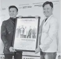  ??  ?? HENDRICK Huang (kiri) menyampaik­an cenderamat­a kepada Kenny Ong, Pengarah Urusan, Malaysia, Singapura & Indochina Universal Music Group.