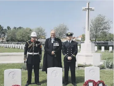  ??  ?? Rev Prof Scott Shackleton is flanked by Navy representa­tivesat PO Mcdonald’s new headstone