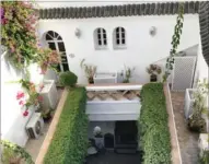  ?? PRIVATFOTO ?? Den charmerend­e gård, der er centrum i riad’en – det traditione­lle gæstehus, hvor Lotte og kæresten bor i Marokko.
