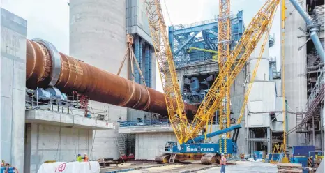  ?? FOTO: LIEBHERR ?? Ein Liebherr-Kran der belgischen Firma Sarens hob im Zementwerk in Schelkling­en tonnenschw­ere Teile der Drehrohrof­enanlage.