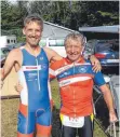  ?? FOTO: PRIVAT ?? Manfred Zoberbier (re.) ist Deutscher Meister AK 65 im Cross Triathlon. Thomas Hägele freut sich mit ihm.