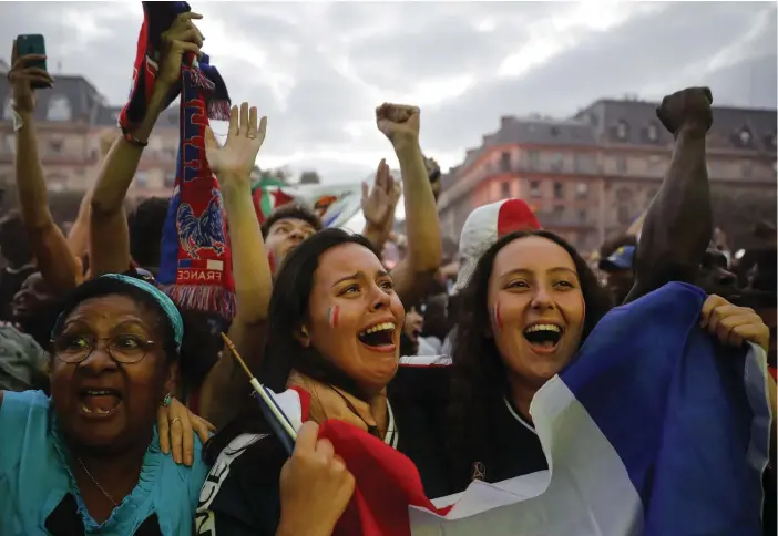  ?? FOTO: AP PHOTO/JEAN-FRANCOIS BADIAS ?? Fransmän jublade utanför Paris stadhus, Hotel de vill, under Frankrikes 1–0-seger mot Belgien.