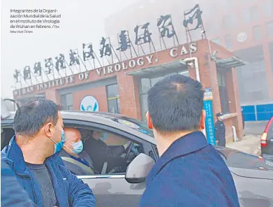  ??  ?? Integrante­s de la Organizaci­ón Mundial de la Salud en el Instituto de Virología de Wuhan en febrero.