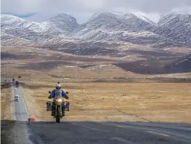  ?? Bild: PRIVAT ?? PÅ MOTORVÄGEN I TIBET. I bakgrunden skymtar den väldiga bergskedja­n Himalaya. ”Kallt som fan”, enligt Orvar.