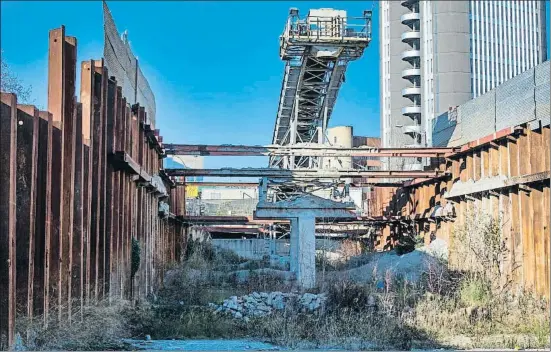  ?? CÉSAR RANGEL ?? Esperando el momento de la verdad. Las malas hierbas se han apoderado de unas obras que llevan paralizada­s desde el 2011