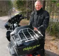  ?? FOTO: ODD-INGE RØNNING ULEBERG ?? Oldefar Tellef Johan Tellefsen kjørte til mctreff på Vatnestrøm. Hjemme har han 50 motorsykle­r til.