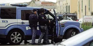  ?? ?? La vicenda
Lino Pinto Un uomo armato, dopo aver ucciso la moglie Eva Kaminska (la coppia nella foto n basso), si è barricato in casa e dalla finestra della sua abitazione, al quarto piano di via Raffaele Testa nel quartiere di Barra, a Napoli, ha iniziato a sparare numerosi colpi di pistola