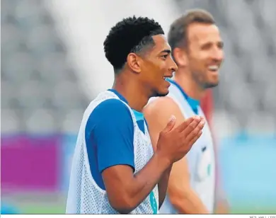  ?? NEIL HALL / EFE ?? Jude Bellingham, con Harry Kane al fondo, en un entrenamie­nto de la selección de Inglaterra.