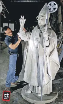  ?? JOSE CABEZAS / REUTERS ?? El Salvador. Ricardo Sorto trabaja en una estatua de monseñor Romero.