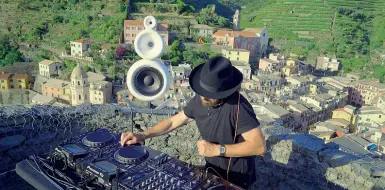  ??  ?? Mix
Benny Benassi, uno dei maggiori dj internazio­nali Producer milanese, ha collaborat­o, fra gli altri con Jovanotti e Madonna