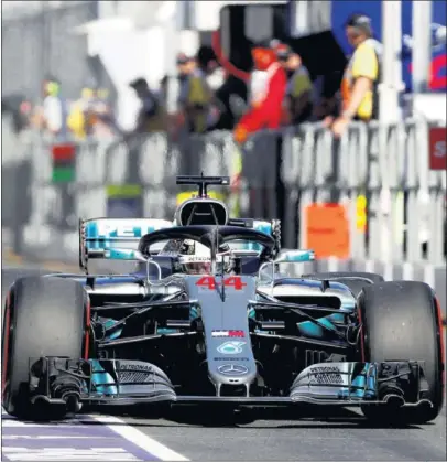  ??  ?? CÓMODO. Shanghái es el circuito favorito de Lewis Hamilton y sus largas rectas benefician a Mercedes.