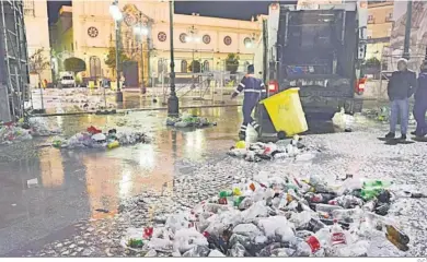  ?? D.C. ?? Recogida de basuras en la plaza de San Antonio tras una noche de Carnaval, en una imagen de archivo.