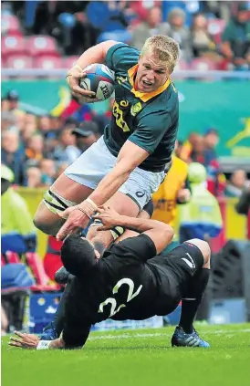  ?? /Gallo Images ?? Wrecking ball: Pieter-Steph du Toit, seen here handing off Lima Sopoaga of New Zealand during the Rugby Championsh­ip, has been effective with ball in hand when playing at No 7.