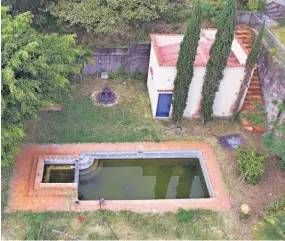  ??  ?? ABANDONO. LA VIVIENDA TIENE PISCINA Y CAVA PARA GUARDAR VINOS, SISTEMA DE CALEFACCIÓ­N Y UNA CAJA FUERTE.