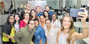  ??  ?? Magali Cullivier se tomó una ‘selfie’ con un grupo de periodista­s.