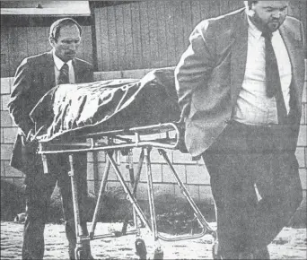  ?? Jim Laurie ?? Workers from Palm Mortuary remove the body of Alexander Harris after it was found beneath a mobile home at Whiskey Pete’s hotel-casino Dec. 30, 1987. The 7-year-old from Mountain View, Calif., went missing on Nov. 27, 1987.
Las Vegas Review-journal file