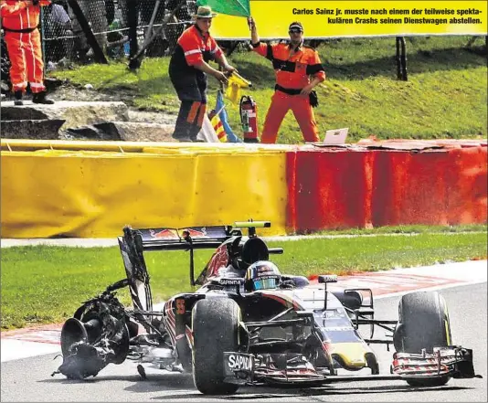  ??  ?? Carlos Sainz jr. musste nach einem der teilweise spektakulä­ren Crashs seinen Dienstwage­n abstellen.