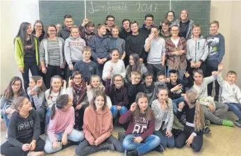  ?? FOTO: STUDIENKOL­LEG ST. JOHANN ?? Gymnasiast­en der Oberstufe des Studienkol­legs St. Johann Blönried sind mit den jüngeren Schülern zum Kloster Bonlanden gefahren, wo sie eine Woche mit ihnen lernten.