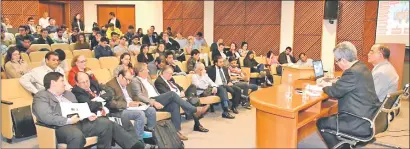  ??  ?? El director de Yacyretá, Ing. Ángel Recalde (d), y el decano, Ing. Pedro Ferreira, se dirigen al auditorio de estudiante­s y profesores de Ingeniería.