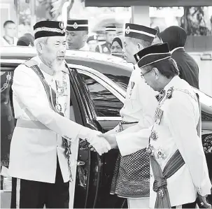  ?? — Gambar Bernama ?? DISAMBUT: Tun Juhar (kiri) bersalaman dengan Musa sebaik tiba pada sambutan Hari Jadi Rasmi Ke-64 Yang di-Pertua Negeri Sabah di Padang Merdeka semalam.