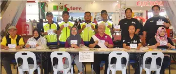  ??  ?? Malateh (standing third right) with members of Miri RC showing registrati­on forms for Permy and Vista Perdana RC patrol team.