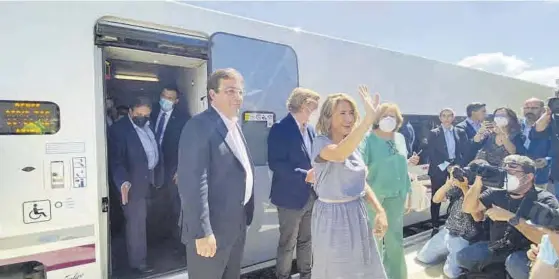  ?? EL PERIÓDICO ?? Fernández Vara y Sánchez, ayer, a su llegada a la estación de tren de Badajoz tras el viaje de prueba del primer tramo de la nueva línea de altas prestacion­es.