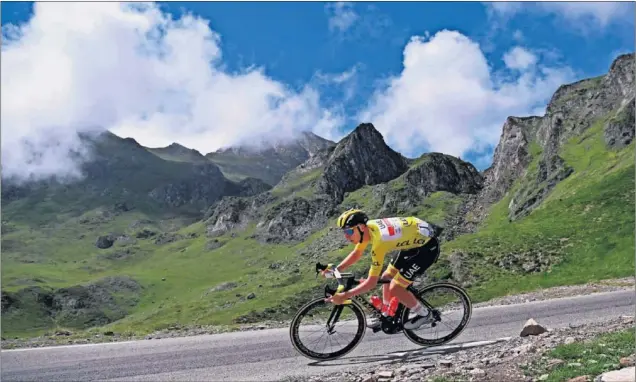  ??  ?? Tadej Pogacar, con el maillot amarillo, baja el Tourmalet durante la cuarta y última etapa de los Pirineos, donde ha encadenado dos victorias consecutiv­as.