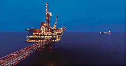  ?? NYT PIC ?? The Captain Platform, owned by Chevron, in the North Sea, northeast of Aberdeen, Scotland. While the money is rolling in once again for internatio­nal oil giants, company boards are wary of approving the long-term, multibilli­on-dollar projects that used to be oil industry staples.