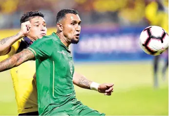  ?? AFP ?? Jusino (der.), de Bolivia, protege el balón ante un rival, ayer.