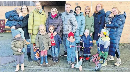  ?? FOTO: JULIA HALLMANN ?? Die Familien stehen vor der Kita, in der sie in dieser Woche erneut ihre Kinder nicht bringen konnten, da dort die Heizung defekt war.