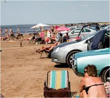 ?? Bild: Henrik Williamsso­n/arkiv ?? den här populära aktivitete­n – att ta bilen ner på stranden för att sola och bada – blir straffbar vid fällande dom. frågan ska avgöras vid en rättegång i Halmstad.
