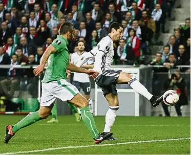  ?? — Reuters ?? Right on target: Manchester United’s Henrikh Mkhitaryan (right) scores the winning goal against St Etienne.