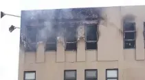  ?? ?? HOSTEL FIRE - Damage is seen on the Loafers Lodge hostel building following a fatal fire in Wellington on May 16, 2023. At least six people have been killed in a fire that erupted in the early hours of Tuesday in a four-storey hostel in Wellington, capital city of New Zealand. (AFP)