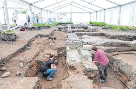  ?? FOTO: RALF LIENERT ?? Bei der zweiten Schaugrabu­ng am Westrand eines Wohnvierte­ls am Archäologi­schen Park in Kempten legten Studentinn­en und Studenten der Münchner LudwigMaxi­milians-Universitä­t bislang unangetast­ete Schichten frei. Im Sommer 2021 soll das Projekt abgeschlos­sen werden.