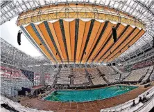  ?? FOTO: SUKI/DPA ?? Das Fußballsta­dion im russischen Kasan wurde kurzerhand zur Schwimm-Arena umgebaut.