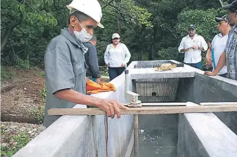  ??  ?? TRABAJO. Las cuadrillas instalaron las plantas de tratamient­o con sus conexiones.