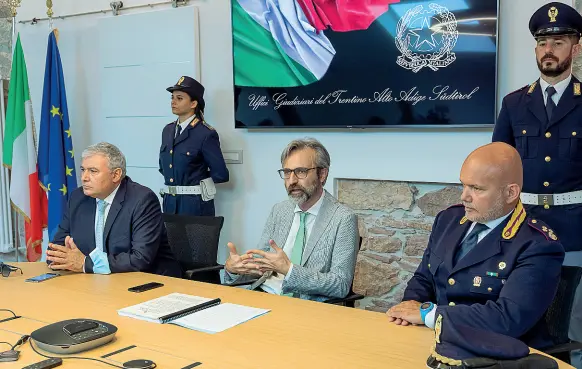  ?? (Foto Pretto) ?? L’operazione
I dettagli dell’operazione Canova Regna sono stati spiegati ieri mattina alla Procura generale della Repubblica da (da sinistra) il questore Claudio Cracovia, il procurator­e della Repubblica presso il Tribunale dei minori Alessandro Clemente e da Tommaso Niglio coordinato­re della squadra mobile