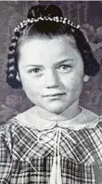  ??  ?? Mit korrekt geflochten­er Frisur wurde das Mädchen im Alter von sieben Jahren fotografie­rt. Wer ist sie?