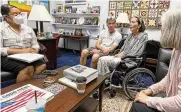  ?? NICOLE CIMBURA VIA ASSOCIATED PRESS ?? Becky Mourey (center) and her husband Jim meet with representa­tives for Illinois Rep. Jan Schakowsky at her offices on Capitol Hill, Washington DC in May 2022.