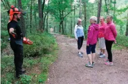  ?? FOTO: KJETIL REITE ?? Dag Rosseland fra parkvesene­t er overbevist om at turfolket vil bli fornøyd med den nye veien gjennom Jegersberg. Blant de som bruker turområdet er Lisbeth Lomeland, Astri Bentsen, Anbjørg Dversenes og Jorund Nesheim.