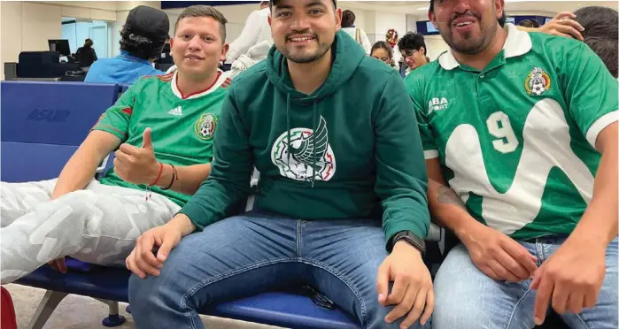  ?? ESPECIAL ?? Los tres aficionado­s toluqueños portan con orgullo su playera de México en el aeropuerto.