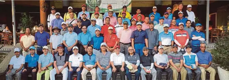  ?? [ FOTO MUHD ZAABA ZAKERIA / BH ] ?? Mokhtar (tujuh dari kanan) bersama peserta pada majlis Golf Amal PERKIM Selangor 2018 di Impian Golf & Country Club, Kajang, semalam.