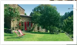  ??  ?? On dort où ? À l’Oustalou, à Rosières. Ce mas ardéchois a conservé son âme et son histoire. Cinq chambres d’hôtes au nom de châtaigne offrent leur décor douillet. Pierre, bois et terre cuite se marient aux couleurs chaudes de la chaux sur les murs et aux notes plus contempora­ines du mobilier. À partir de 81 € pour deux. loustalou-ardeche.com