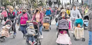  ?? EL PAÍS ?? Protesta. Familias marchan en el centro de Buenos Aires para pedir un aumento de las ayudas estatales.