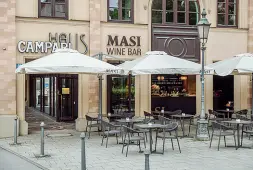  ??  ?? Monaco di Baviera
Il nuovo Masi Wine Bar nell’elegantiss­ima Maximilian­strasse