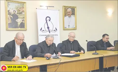  ??  ?? Mons. Ariotti explica la comunicaci­ón de la Santa Sede. Lo acompañan a su derecha el arzobispo Valezuela y a su izquierda Mons. Joaquín Robledo y el padre Celso Torres.