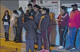  ??  ?? Vecinos del sector estaban consternad­os por la muerte de la joven señora.