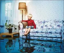  ??  ?? Die Wohnung unter Wasser: Kinder unter sieben Jahren haften nicht für Schäden, sie gelten als deliktunfä­hig. Foto: Getty Images
