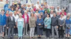  ?? FOTO: KURT GLÜCKLER ?? Die Pilgergrup­pe aus Warthausen und Tuttlingen vor der Basilika in Lourdes.