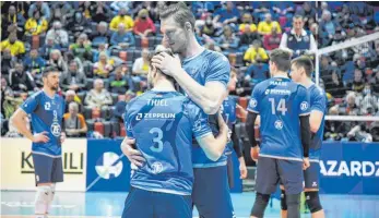  ?? FOTO: CEV ?? In der fast vollbesetz­ten Halle im bulgarisch­en Pazardzhik kassierte der VfB Friedrichs­hafen (vo. Marcus Böhme und Stefan Thiel) eine unnötige Niederlage – der Blick von Dejan Vincic (li.) drückt es aus.